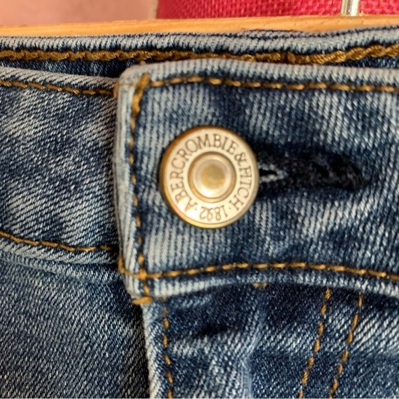 👗Abercrombie Denim Distressed Shorts, 27”, size 4 - Picture 4 of 6